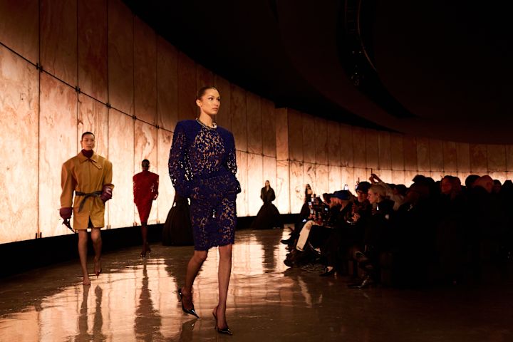 Bella Hadid na Saint Laurent reviji