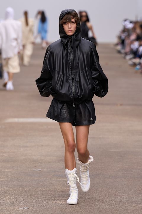 model nosi adidas patike za boks