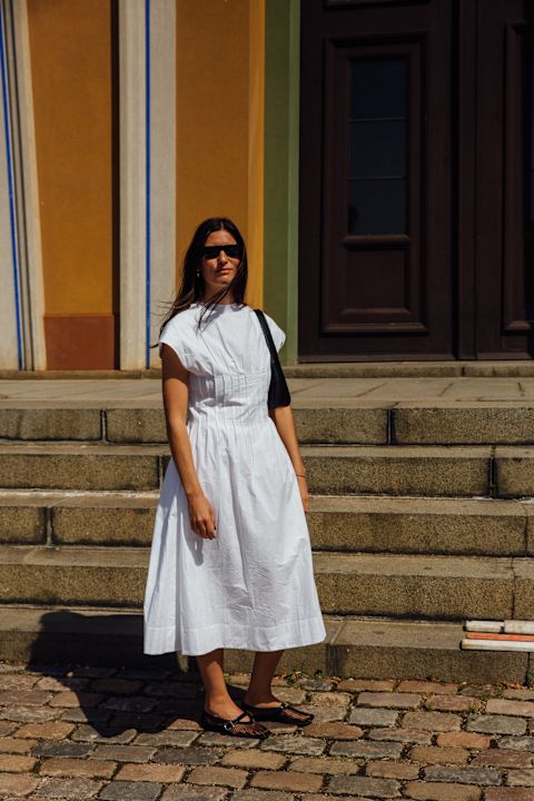 bela haljina za prolećno putovanje