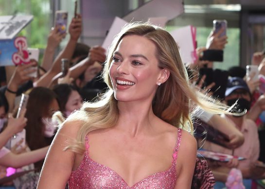 margot robbie nosi primer ženstvene frizure