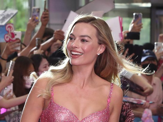 margot robbie nosi primer ženstvene frizure