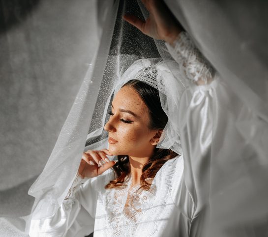 Mlada nosi primer najlepše frizure za venčanje 2025