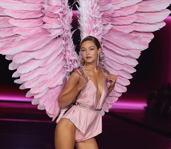 kako Gigi Hadid nosi babydoll rumenilo