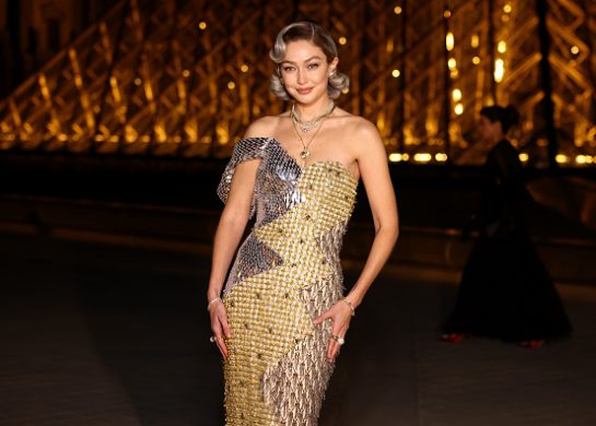 Gigi Hadid u umetničkoj kampanji za Miu Miu torbe