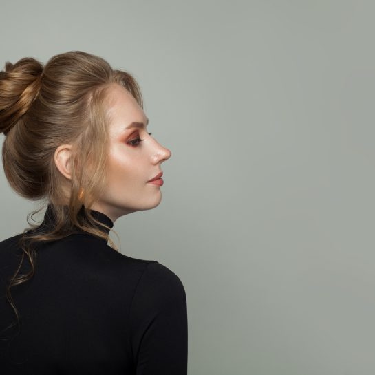 Kako nositi pramenove uz podignutu kosu?