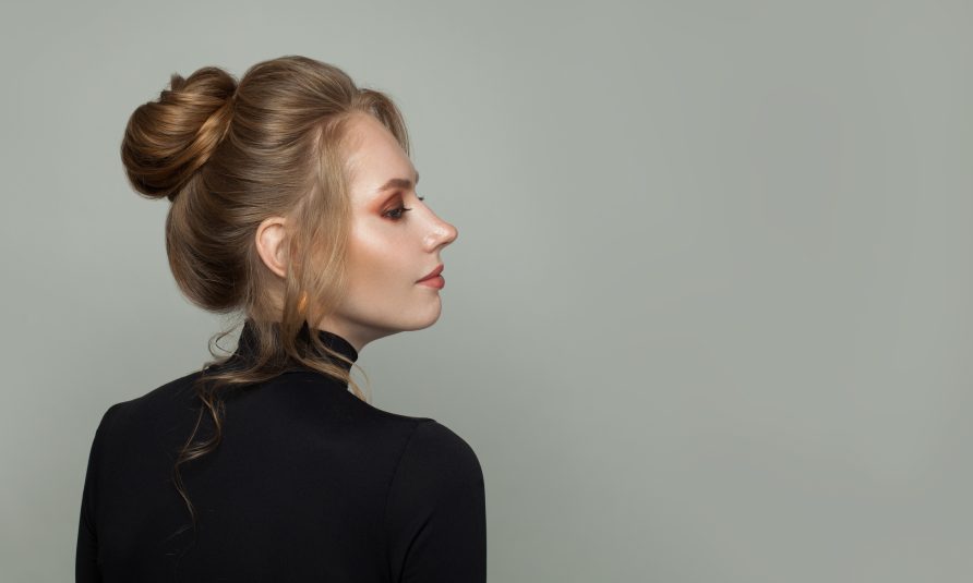 Kako nositi pramenove uz podignutu kosu?