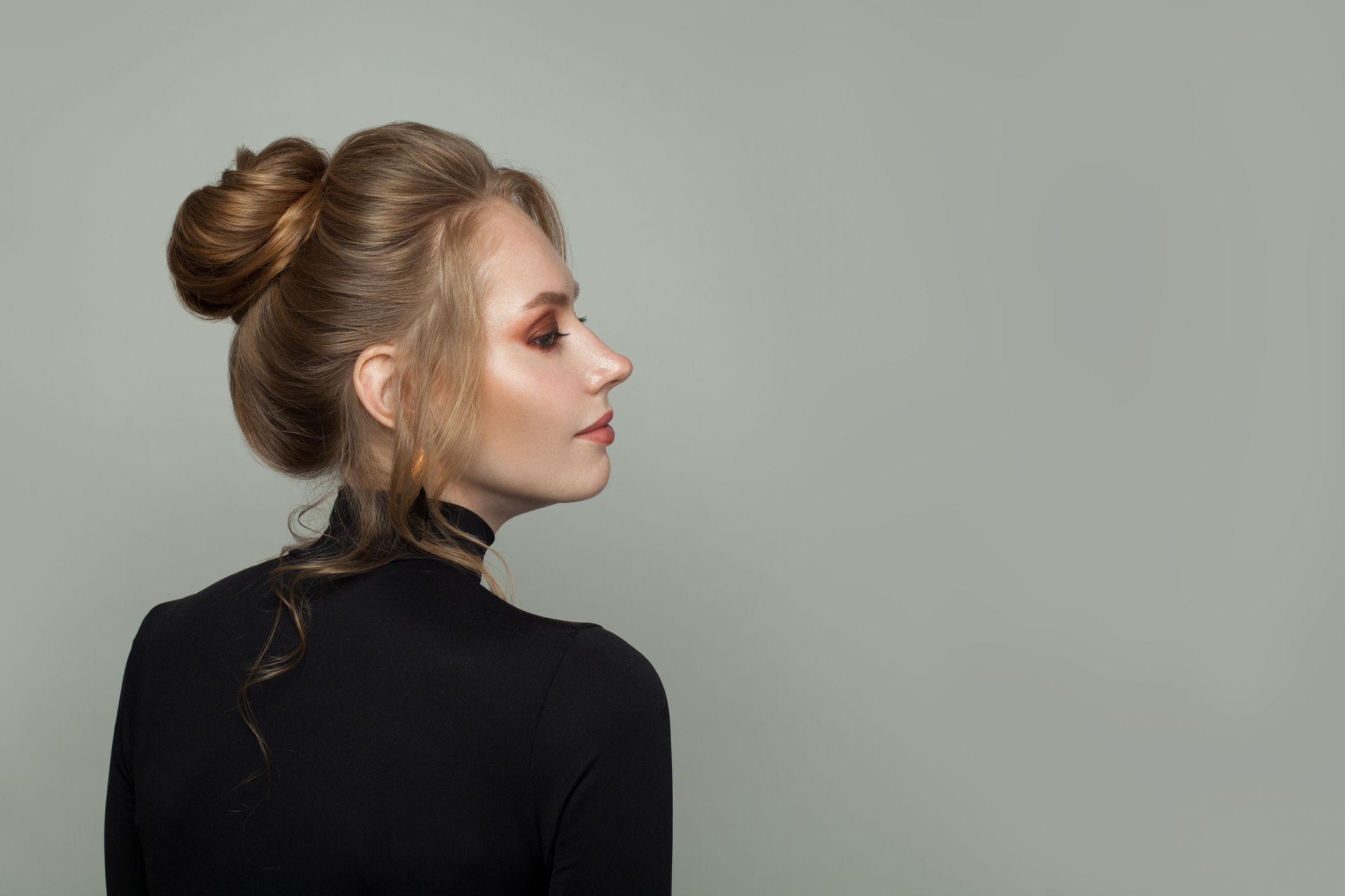 Kako nositi pramenove uz podignutu kosu?