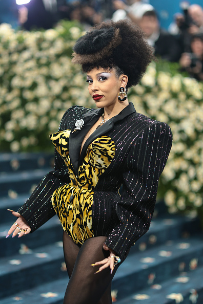 Doja Cat, smeli kontrasti uz crveni mat karmin i pastelne senke za oči