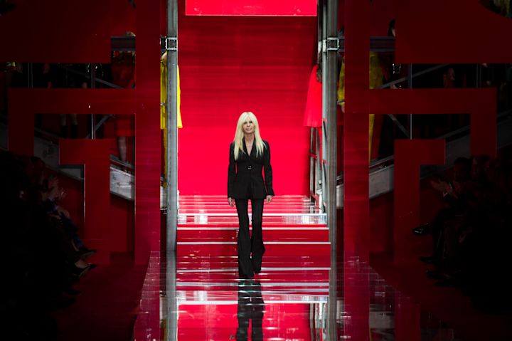 Kako Donatella Versace organizuje garderober