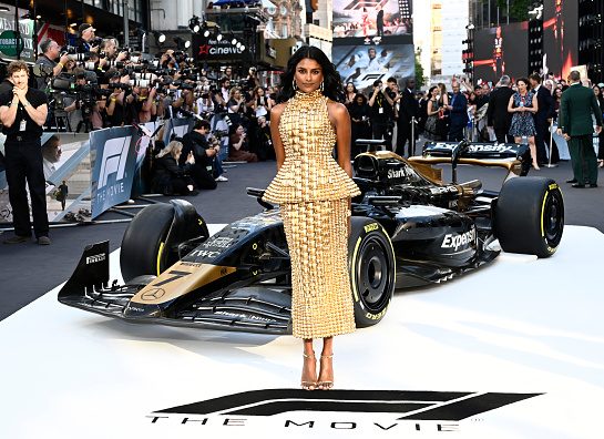 Zlatna Balmain haljina Simone Ashley zasenila F1 film