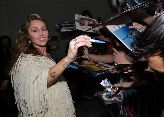 Pogledajte Miley Cyrus kao nikada pre - i Naomi Campbell koja je ukrala ceo kadar