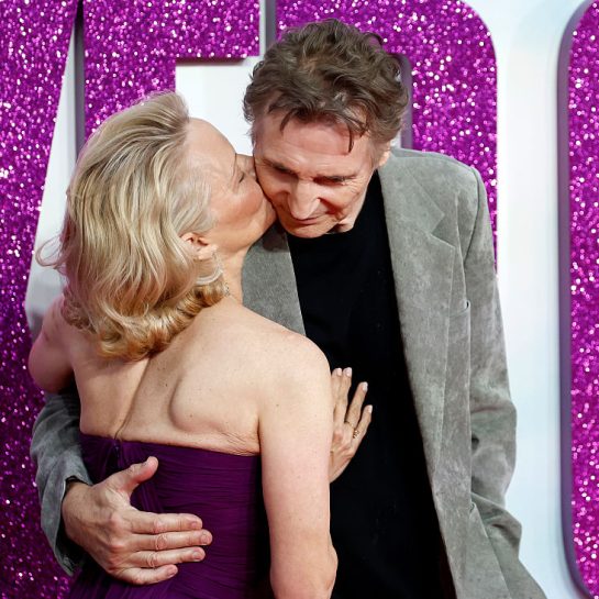 Pamela Anderson i Liam Neeson