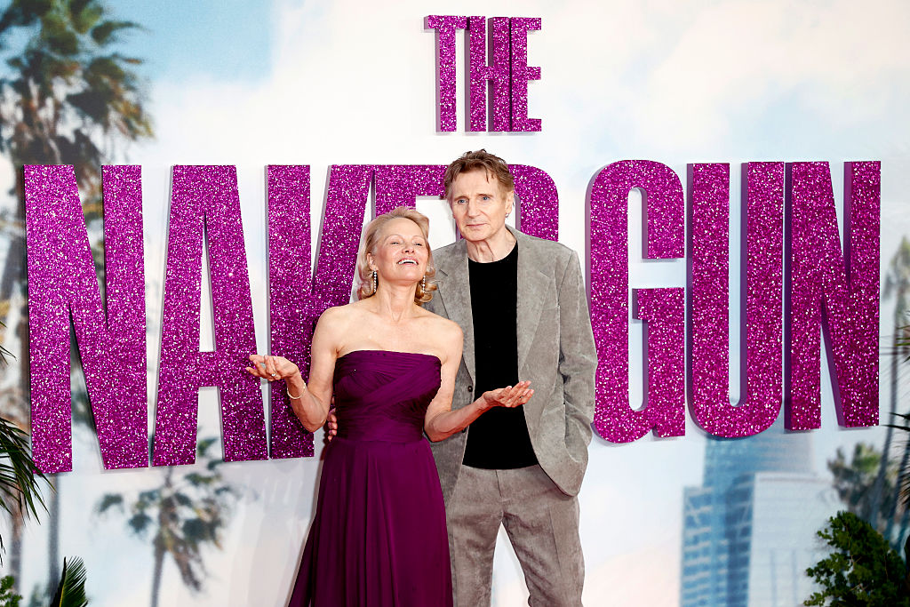 Pamela Anderson i Liam Neeson