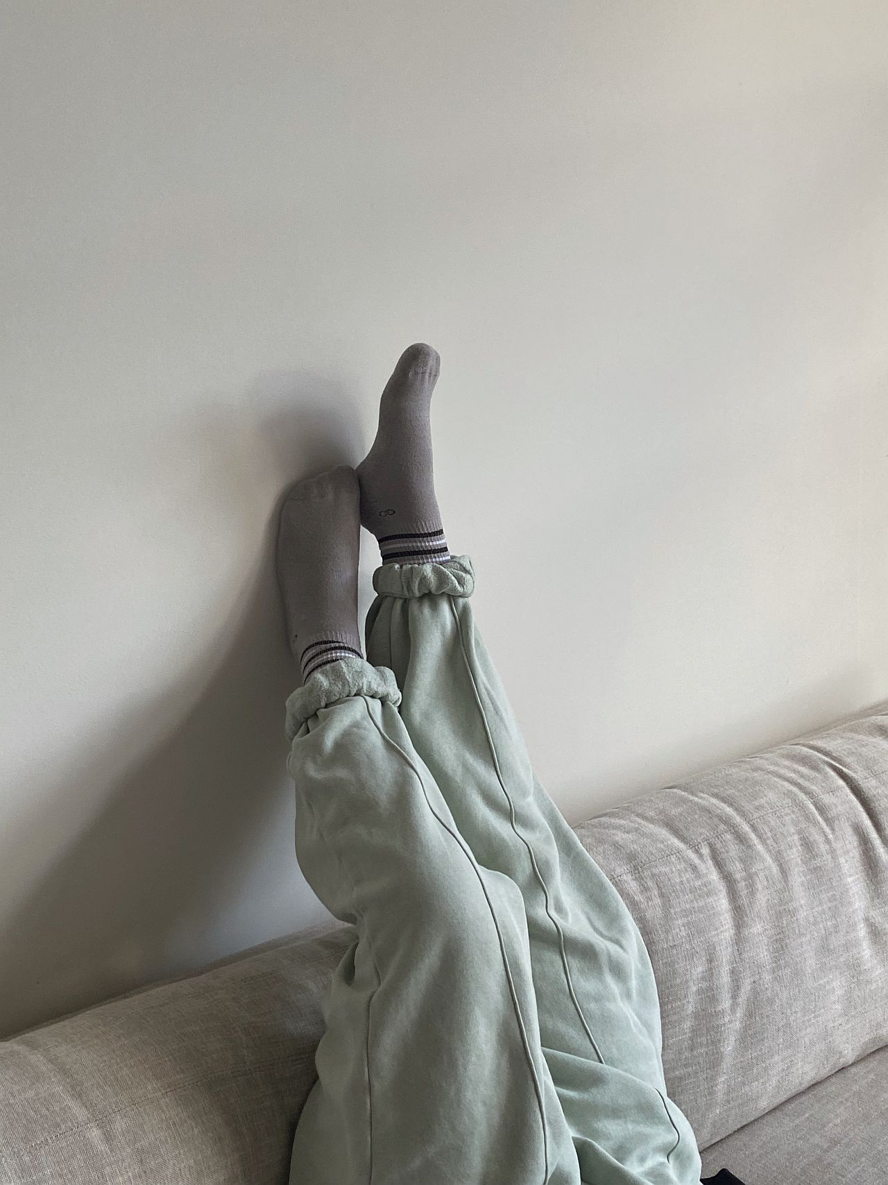 noge uz zid, poza koja smanjuje stres, joga