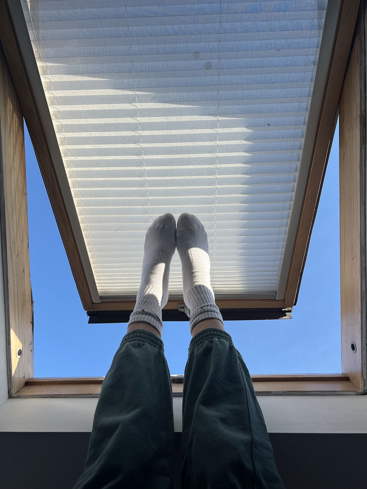 noge uz zid, poza koja smanjuje stres, joga