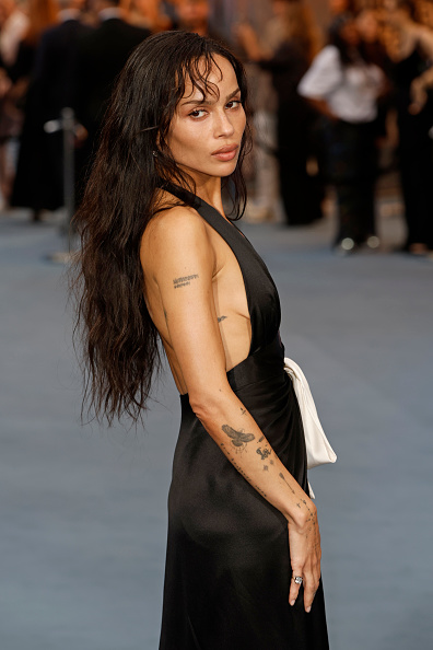 Zoë Kravitz, Caught Stealing, haljina iz devedesetih