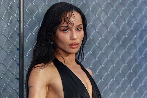 Zoë Kravitz, Caught Stealing, haljina iz devedesetih