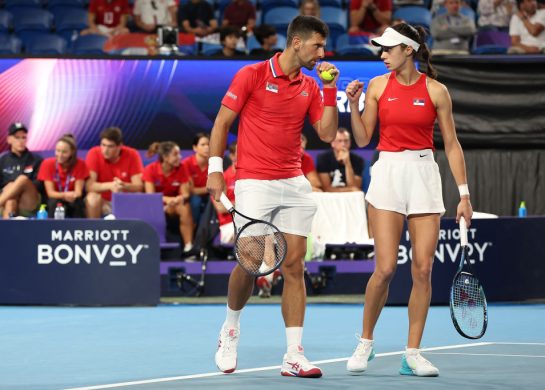 olga danilovic teniserka i novak đoković na terenu