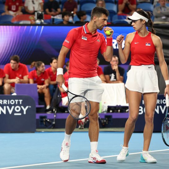 olga danilovic teniserka i novak đoković na terenu