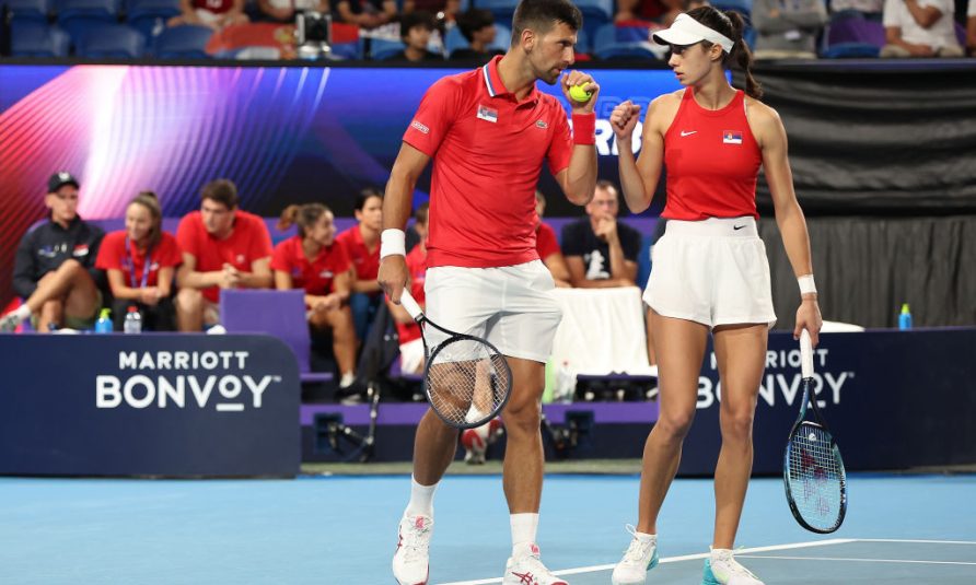 olga danilovic teniserka i novak đoković na terenu