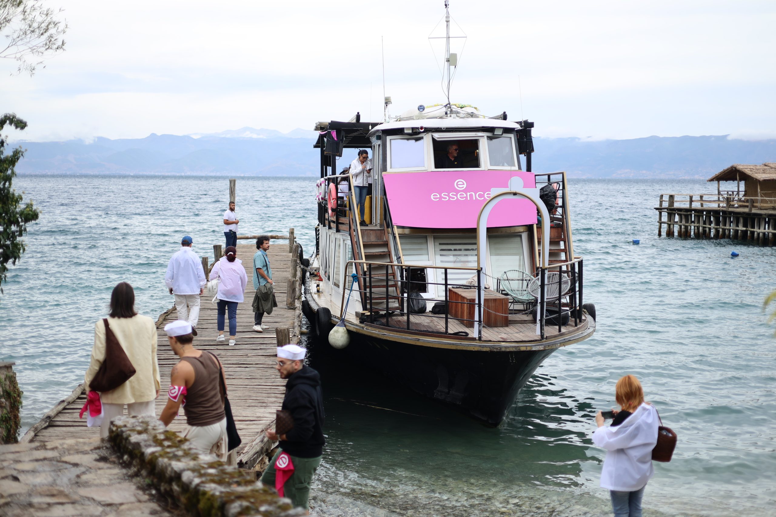 essence i Catrice lov na bisere na Ohridu