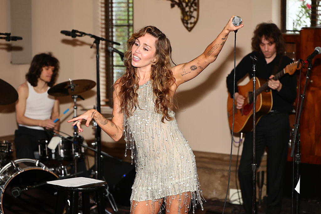 Miley Cyrus, novi singl Secrets