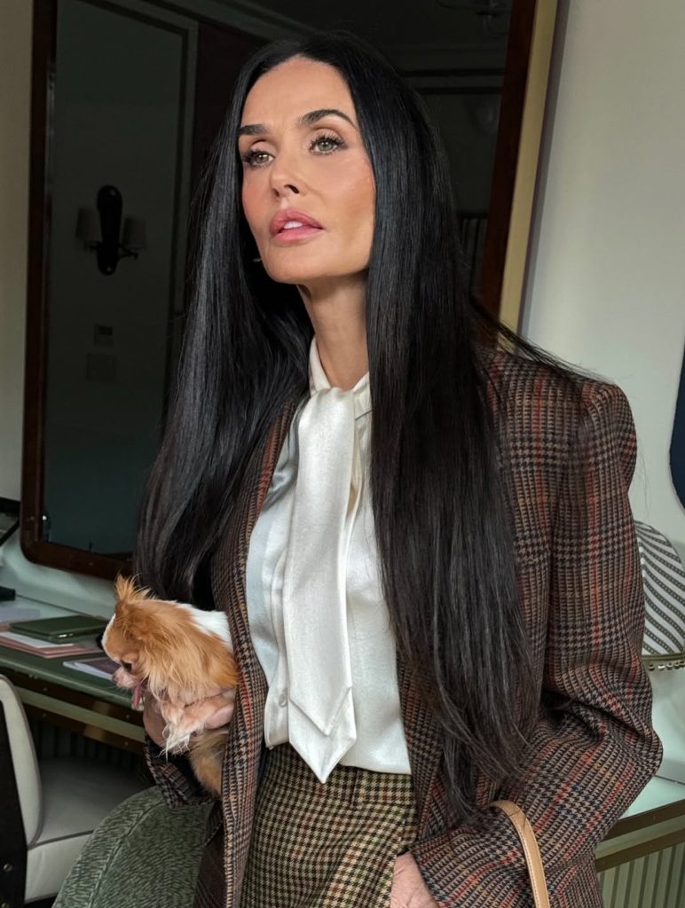 demi moore u zenskom odelu
