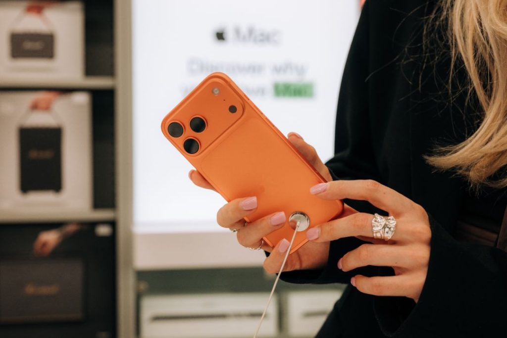 prvi iPhone 17 Pro narandžaste boje u Srbiji