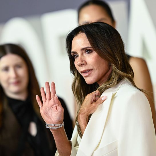 Viktorija Bekam pokazuje kako da uz drvene police pretvorite mali prostor u luksuzni kutak