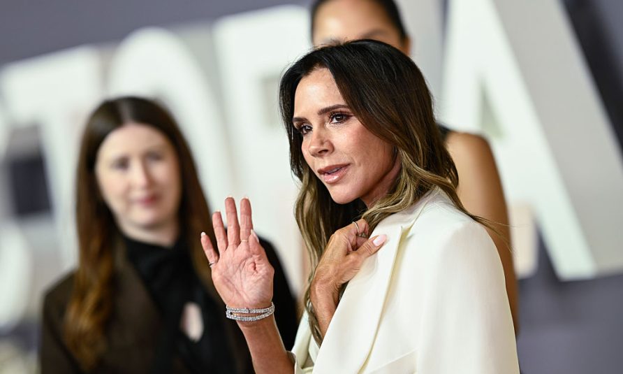 Viktorija Bekam pokazuje kako da uz drvene police pretvorite mali prostor u luksuzni kutak