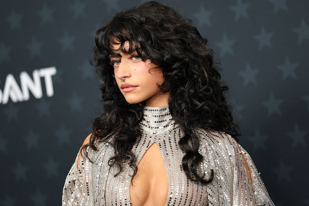 Da li Odessa A'zion nosi periku